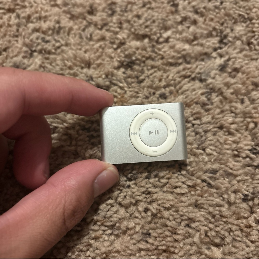 Apple iPod shuffle 2nd Gen (A1204) Silver 1GB Digital Music MP3 Player
